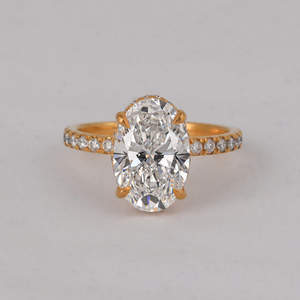 Anillo de compromiso de diamante cultivado en laboratorio de corte ovalado con brillo glamoroso en anillo de regalo de compromiso chapado en oro amarillo de 18 quilates - Product Image 1