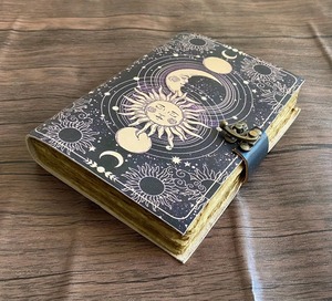 Diario de cuero Vintage hecho a mano Sun and Moon Grimoire Spell Book of Shadows Espiral y Saddle Stitching Binding - Product Image 3