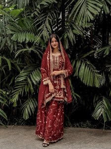 Ensemble de pantalons Kurti violets fabriqués à la main de haute qualité avec broderie multi-fils et soie Dupatta - Product Image 5