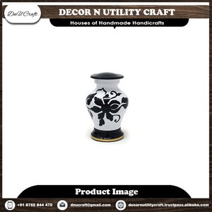 Urne funéraire florale noire et blanche pour adulte avec base dorée - Product Image 2