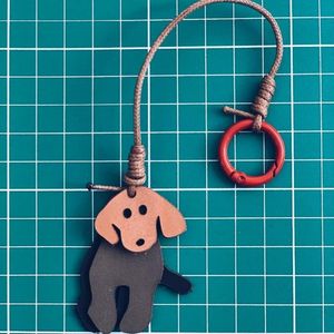 Porte-clés en cuir fait main, breloque de sac personnalisée inspirée des animaux, accessoire durable de style minimaliste de qualité supérieure d'Indonésie - Product Image 5