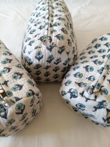 Pochette de maquillage en coton matelassé à motif floral, pochette de voyage élégante pour cosmétiques, fermeture éclair, fabricant en gros, étui à cosmétiques - Product Image 5