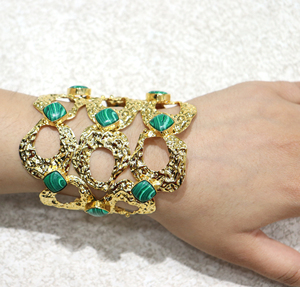 Venta al por mayor de malaquita sintética brazalete martillado elegante diseñador latón brazalete ancho joyería de moda - Product Image 5