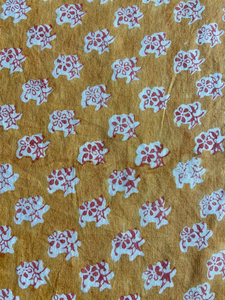 Tissu en coton imprimé à la main avec des motifs floraux jaunes moutarde, design traditionnel indo-ethnique - Product Image 4