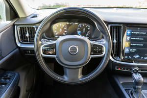 Volvo V60 T5 Momentum FWD Plus 2020 Usado en Buen Estado, Sin Accidentes, Conducción Izquierda/Derecha - Product Image 5