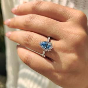 Bague en diamant exquise avec sertissage cathédrale en forme de poire bleu cyan vibrant - Product Image 2