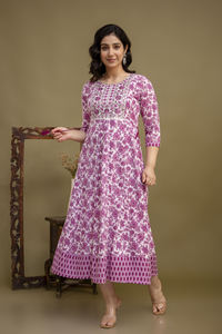 Elegante Kurti Anarkali con Estampado Floral Morado para Mujer, Encanto Tradicional y Comodidad Contemporánea - Product Image 4