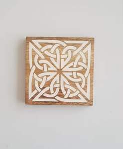 Vaisselle de table indienne en bois et résine de forme carrée faite à la main de couleur marron et blanche - Product Image 2