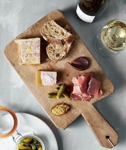 Tabla de cortar de madera estándar duradera hecha de madera natural para ofrecer funcionalidad y estilo duraderos - Product Image 1