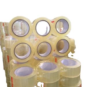 Selle sus paquetes con confianza usando nuestra cinta de embalaje BOPP fuerte, duradera y perfecta para todas sus necesidades de embalaje. - Product Image 1