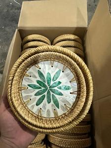 Plateau en rotin artisanal de qualité supérieure avec incrustation décorative en nacre pour la présentation sur table à la maison, Vietnam - Product Image 2