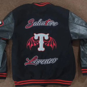 เสื้อแจ็คเก็ตวาร์ซิตี้แบบกรีกสั่งทำพิเศษ สีดำและสีแดง เสื้อแจ็คเก็ตเลตเตอร์แมน  เครื่องแต่งกายกรีกแบบส่วนตัวสำหรับชมรมนักเรียนหญิงและนักศึกษาหญิง - Product Image 2