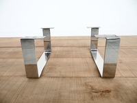 Pieds de table en métal de base en acier inoxydable au design Z moderne, finition polie, installation facile pour utilisation en extérieur ou dans un salon.