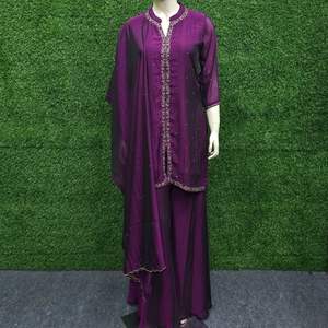 Elegante Conjunto de Kurti Recto Corto hasta la Rodilla con Palazzo Circular y Dupatta de Seda de Cristal Premium con Bordado Étnico Puro Khatali para Mujer, Color Vino - Product Image 4