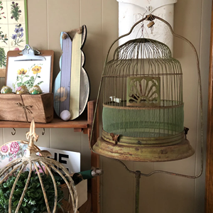 Jardinière de cage à oiseaux suspendue rustique, cage en métal avec peinture verte vieillie, cage en métal antique avec dessus de pagode, à des prix de gros - Product Image 1