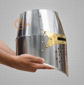 Casco de acero pulido con cruz dorada, rejillas de ventilación y encanto medieval, ideal para coleccionistas, cosplay y exhibición histórica. - Product Image 4