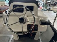 Bateau de patrouille à console centrale en aluminium, design sportif à pont incliné, 21 à 23 pieds, moteur hors-bord de 100 CV, contrôle tactile pour la pêche