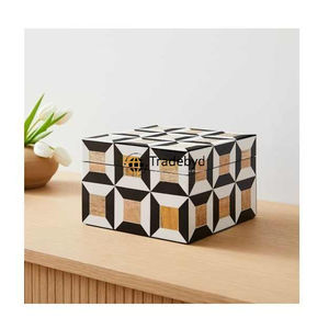 Caja con incrustaciones de resina ecológica hecha a mano con almacenamiento de joyas de atractivo natural para regalos sostenibles de Tradebyd - Product Image 1