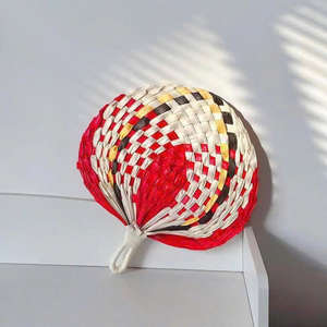 Abanico Redondo de Mimbre Tejido a Mano de Calidad, Diseño de Hojas de Palma Coloridas, Decoración Tradicional para el Hogar, Ecológico, Refrescante para el Verano - Product Image 1