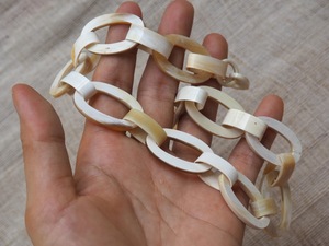 Collar de Lujo Hecho a Mano con Cuerno de Búfalo, Joyería Natural y Sostenible para Mujer, Alta Calidad - Product Image 5