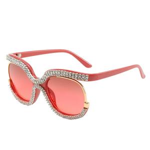 Les montures en métal et plastique de couleur rose donnent un look structuré et bien défini, des lunettes de soleil de soirée complètent un look avant-gardiste. - Product Image 5