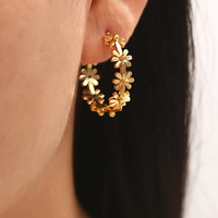 Diseño floral Pendientes de aro de acero inoxidable chapados en oro Forma DE FLOR DE MODA