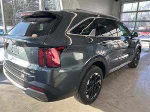 2024 pour Sorento S AWD SUV Automatique Conduite à gauche Intérieur foncé Sièges en cuir Pneus R19 7 places Toit ouvrant - Product Image 2