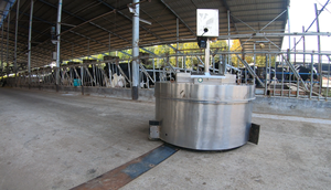 Pousseur d'aliments robotisé Nouvelle machine intelligente de gestion agricole avec batterie au lithium Mélangeur 220v - Product Image 2