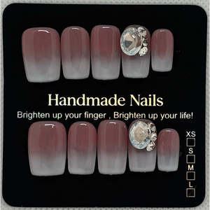 Realizzo nail art con unghie finte di grandi dimensioni. - Product Image 1