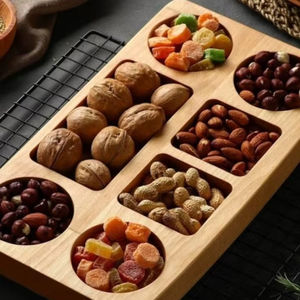 Plateau en bois rustique pour la décoration de table à manger et la présentation de collations de fête à la maison ou à des événements - Product Image 1