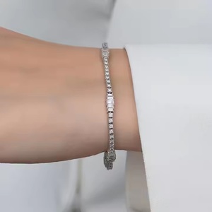 Bracelet tennis classique en or blanc plaqué 14 carats avec diamants et moissanite, bijoux de mariage, cadeau parfait pour une demoiselle d'honneur - Product Image 1
