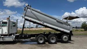 Camions Freightliner 122SD prêts à l'emploi, benne basculante à trois essieux, très résistants, faible kilométrage, occasion, à vendre - Product Image 4