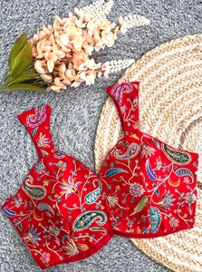 Blusa con bordado de zari y lentejuelas con estampado en posición Blusa con diseño de espalda abierta con detalle de huk Cuello en V de estilo moderno - Product Image 6