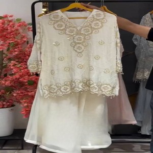 Conjunto VASTRA COTTAGE de Top con Bordado de Hilo de Seda Chinon, Sharara con Volantes y Dupatta de Encaje Elegante, Completamente Cosido, Diseño de Alta Costura para Fiestas - Product Image 5