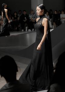 เดรสหรูหราขายดีสำหรับผู้หญิง ODM CORINNE ชุดเดรสลูกไม้สุดหรู คอวีแบบพัน ไม่มีแขน ชุดเดรสผู้หญิงจากเวียดนาม - Product Image 3