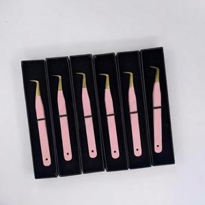 Pince à cils GETUP BROSONS IMPEX en acier inoxydable durable, nouvelle, rose clair, revêtement poudré, 90 degrés, volume de cils accru, vente en gros - Product Image 1