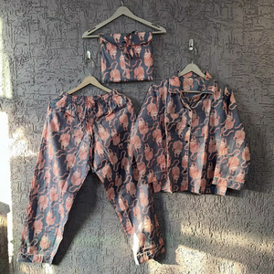 Ensemble de pyjama en coton léger fait à la main pour femmes, vêtements de nuit à col en V confortables et purs, robe de nuit à taille élastique pour hôtel et maison - Product Image 1