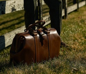 Sac de sport en cuir marron élégant de luxe de grande capacité en cuir Weekender de haute qualité avec fermeture à glissière Logo personnalisé et Durabl - Product Image 1