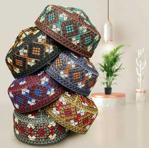 Toptan afgan ve <span class=keywords><strong>Sindhi</strong></span> işlemeli erkek Kufi şapka Premium geleneksel müslüman Namaz Topi Namaz için birden fazla varyasyon - Product Image 2