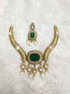 Élégant ensemble collier et boucles d'oreilles en mosénite avec pierre et perle détaillant des bijoux traditionnels en finition or pour mariage et fêtes - Product Image 3