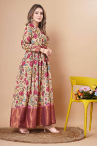 Vestido tradicional con cuello barco y estampados kalamkari y bata tejida de cobre - Product Image 3