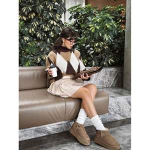 Suéteres y prendas de punto para mujer al por mayor, suaves, texturizados y estampados - Product Image 3