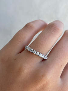 Joyería fina Juego de bisel de corte redondo Anillo de diamante pavimentado agrupado cultivado en laboratorio Banda de eternidad de boda en oro amarillo Joyería cultivada en laboratorio - Product Image 4