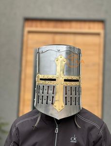 Casco Medieval de Gran Tamaño con Cruz de Latón |   Casco de Caballero de Acero Completo para Recreación y Exhibición - Product Image 2
