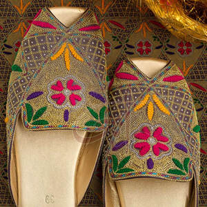 Hermosas Tilla Khussa con Múltiples Cabezas, Bordado Intrincado, Parte Superior de Cuero, Toque Tradicional - Product Image 4