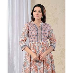 Ensemble élégant de kurta et pantalon en coton blanc imprimé Jaal, tissu en filet floral avec broderies pour les fêtes et les occasions spéciales - Product Image 1