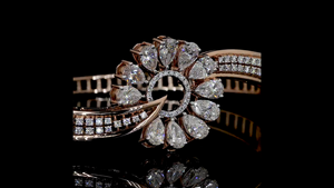 Pulsera de Diamante Cultivado en Laboratorio con Forma de Pera y Trébol, con Oro Sostenible para Mujer - Product Image 4