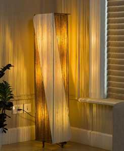 Lampe de sol triangulaire moderne en roseau |   Lampe d'angle en fibre tissée naturelle |   Lampe à colonne texturée contemporaine - Product Image 2