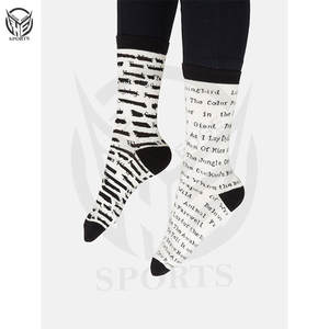 Chaussettes solides à logo personnalisé de haute qualité à quantité minimale de commande bas Chaussettes d'équipage colorées personnalisées pour hommes 100% coton - Product Image 4