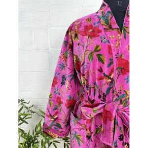 Bata de Lujo Unisex, Color Rosa Floral Malibu, Elegante Kimono Floral Azulado, Reversible, Forrado de Seda, Terciopelo Suave, Perfecto para el Hogar en Otoño - Product Image 4